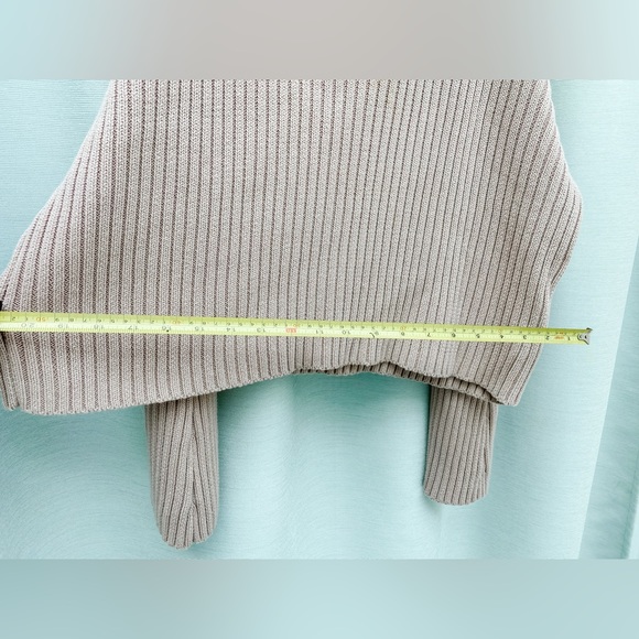 Paper Label Crop Sweater ~ Size Small (but fits Large) - Picture 6 of 6